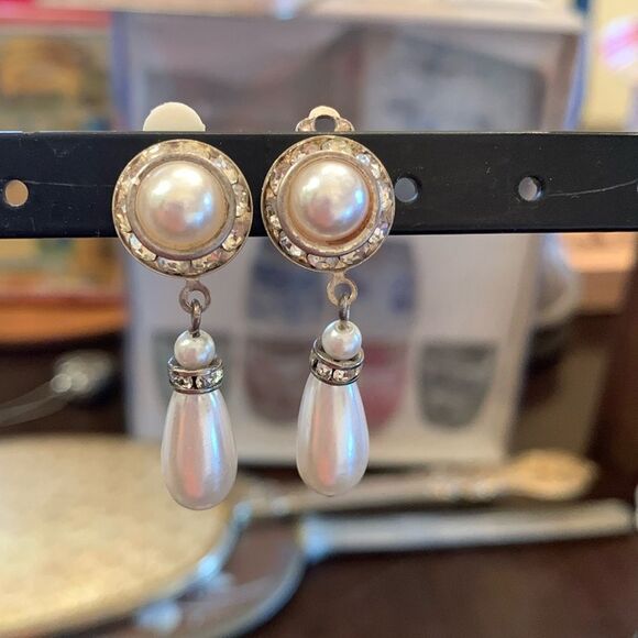 Vintage pearl and rhinestone teardrop clip earrings - Picture 1 of 4